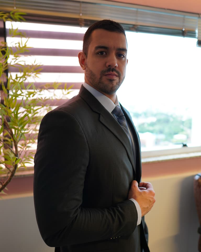 Retrato profissional do advogado Daniel Reis