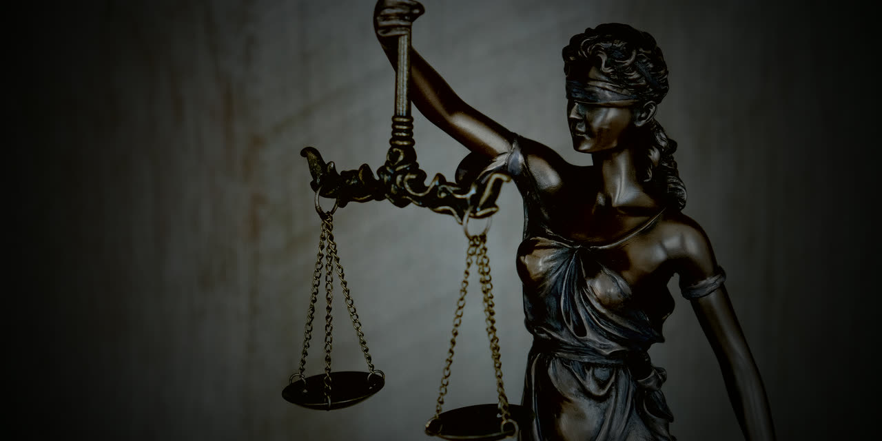 Estátua de Têmis com a balança da Justiça em bronze